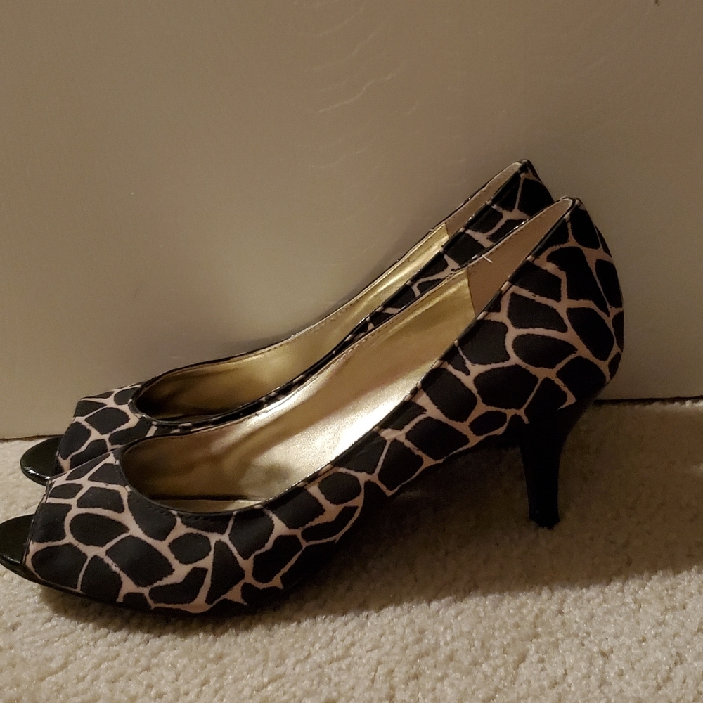 Bandolino animal print kitten heels